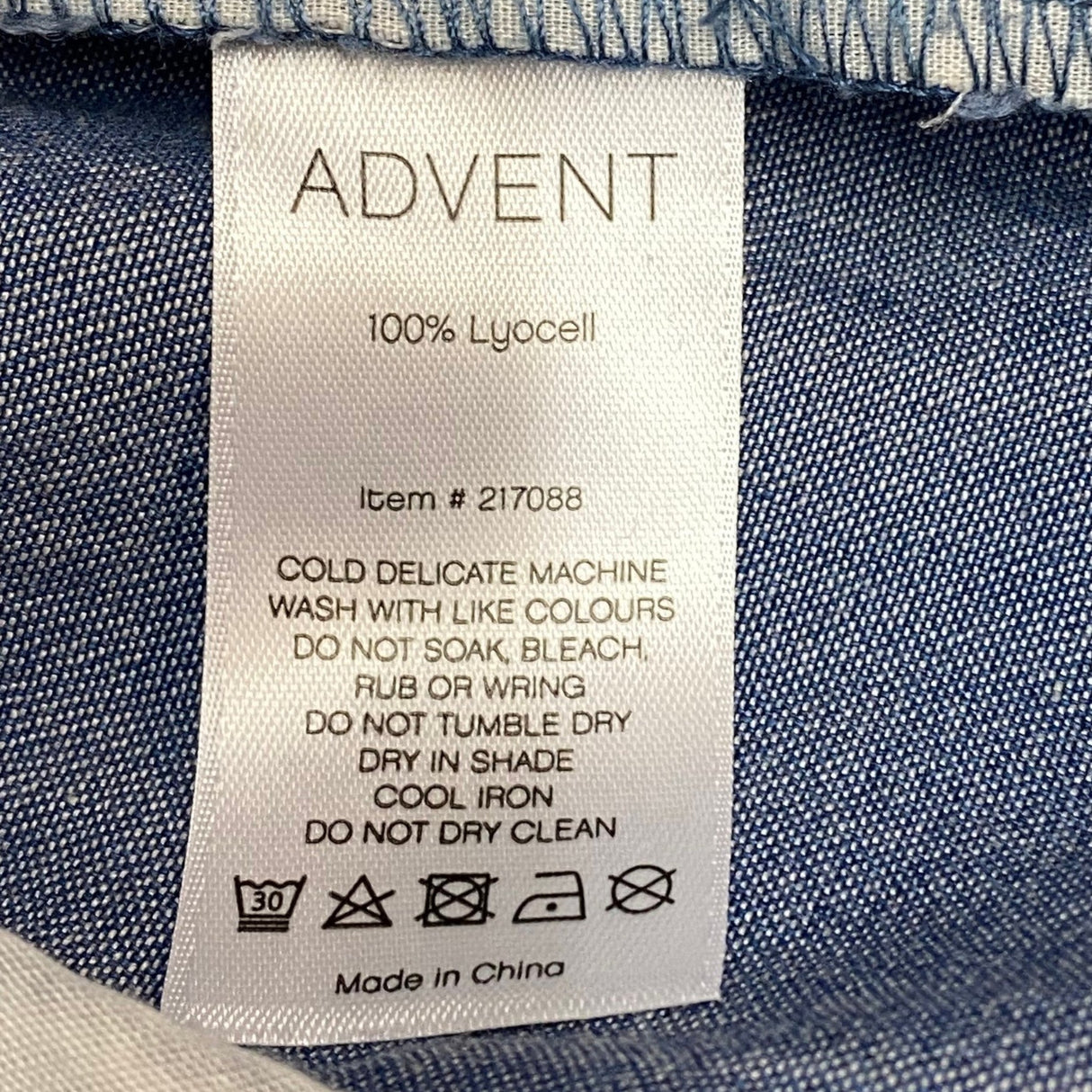 Advent Women's Relaxed Chambray Shorts SIZE - Large